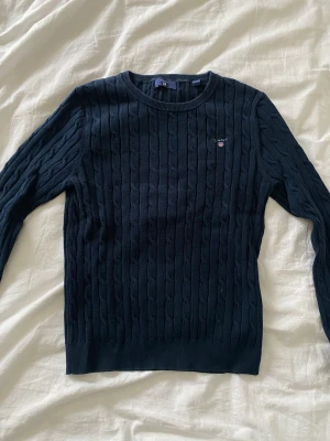 Tröja - En snygg kabelstickad Gant tröja. Storlek 170 men passar mig som är S/M. Skriv för mer info 