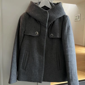 Höstkappa från Zara - Mörkgrå höstkappa från Zara i storlek M. Aldrig använd. Säljes för 350kr. 