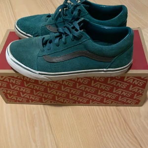 Säljer blå vans skor - Säljer mina gamla vans skor i strlk 36 då de är alldeles för små. Nypris  ligger på 800 kr.