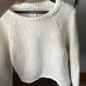 Tröja från zara  - Aldrig använd tröja, stickad ull tröja. Passar en S också
