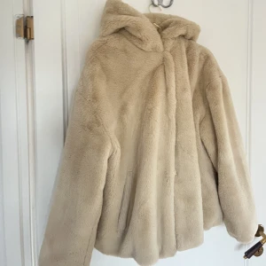 Pälsjacka - Jacka från Zara, storlek S❤️