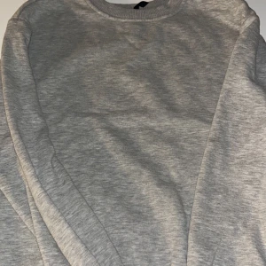 Ljusgrå tröja  - Säljer dennna super fina basic tröjan som är väldigt sparsamt använd❣️en välbehövlig tröja men som jag tyvvär har tröttnat på nu❣️ fint skick❣️