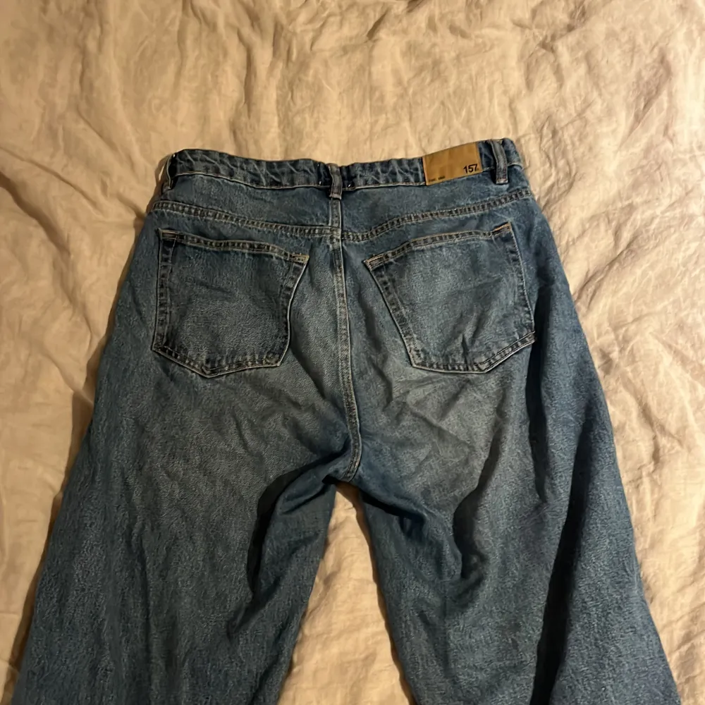 Blåa jeans i väldigt bra skick, boulevard stilen från lager 157 med breda ben.. Jeans & Byxor.