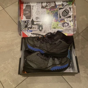 Kyrie 7 - Hej! Säljer dessa otroligt sköna basketskor! Storlek: EUR 38.5. 8/10 skick. Såklart är de äkta men saknar plasten i kartongen. Om det är något ni undrar så är det bara att meddela mig!☺️