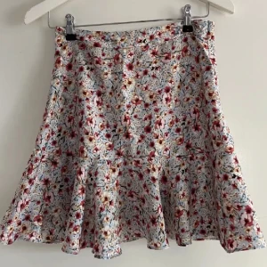 Blommig kjol  - Jättefin blommig kjol från new yorker, kjolen är i storlek 38 men skulle säga att den är mer som en 36 