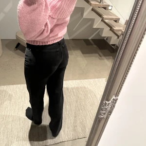 Svarta jeans  - Svarta jeans från bikbok. Skit fint skick, knappt använda. De är en rak o högmidjan modell. Storlek 26x32