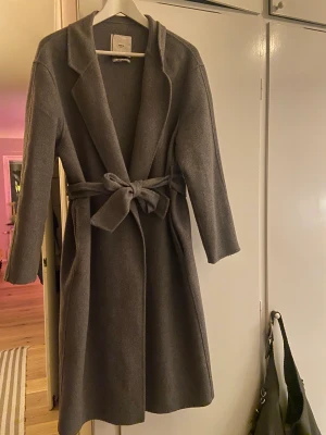 Ull kappa - Fin ullmix kappa från mango i storlek M. Använd en säsong och i fint skick.  Pris 400kr 