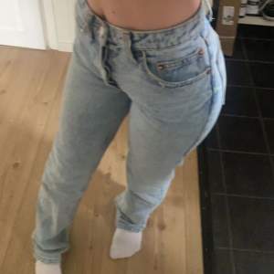 Mid waist jeans från zara i storlek 32. Säljer då de inte kommer till användning längre💕 sitter bra på mig som är ca 158/160. Pris kan diskuteras!🩷