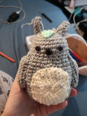 Totoro gosedjur  - Virkad totoro gosedjur som virkas på beställning. Alla ser inte likadana ut då de virkas för hand av mig. Hyfsat medium storlek. För lövet på tillkommer 5kr. Köpare står alltid för frakt