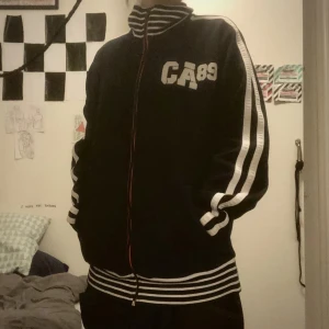 Mörkblå tröja - Mörkblå tröja med tryck bak och fram, bra skick och har inte använt så mycket 👍 skriv privat för mer bilder🫶