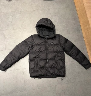 Marmot jacka - Marmot vinterjacka strl M. Jätteskön jacka men passar inte på mig.