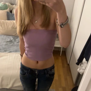 Supergullig tubtopp💞 - Super gullig lila tubtopp köpt på Gina tricot. Helt i nyskick och använd cirka en gång då jag inte tycker att den passat mig💞