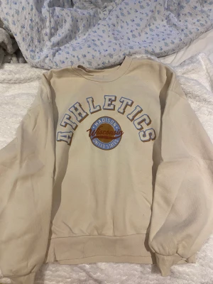 Ginatricot sweatshirt - Säljer denna snygga sweatshirt ifrån Gina som jag köpte för några år sen. Det har blivit för liten för mig tyvärr. Bara till att skriva om ni har några funderingar eller prisförslag ❣️