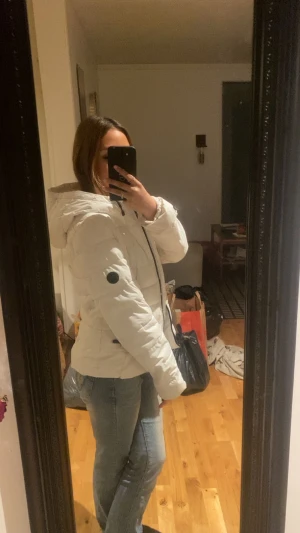 Vinterjacka - Säljer denna vinterjacka pågrund av att jag fått en ny jacka personligen älskar jag färgen och den har absolut inga slitningar eller något annat använt Max 1 gång💓
