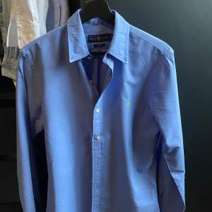 Jäkligt skön ljusblå skjorta  Nyskick 10/10 Storlek S men passar M väldigt bra också  Kan mötas upp i Täby  