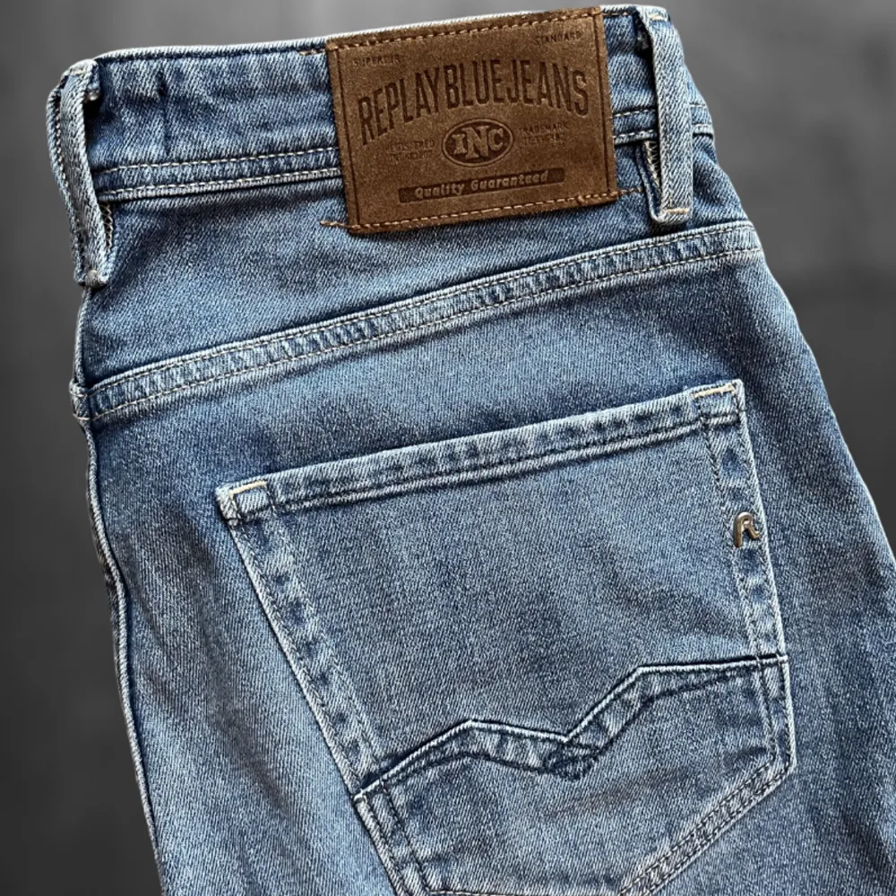 Riktigt snygga replay jeans i storlek 29/32. Väldigt fint skick.  Skriv vid fler frågor eller funderingar💫. Jeans & Byxor.