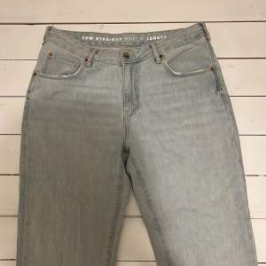 Jättefina low waist jeans ifrån Bikbok! Använd väldigt få gånger och det är uppklippta ungefär 1 cm bara🩵 betalning via swish