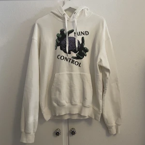 Hoodie - Säljer denna snygga huvtröjan från Vailent 🤩