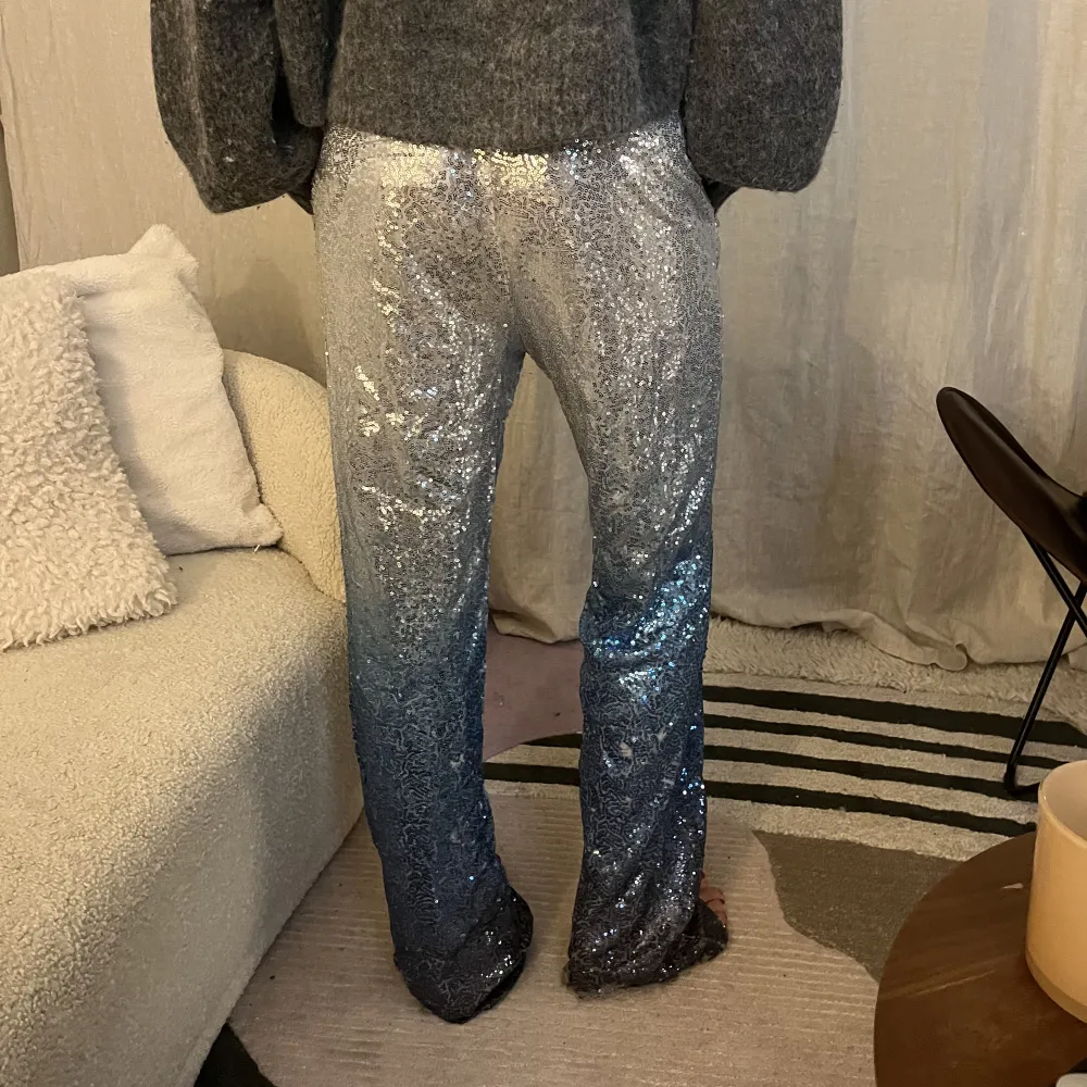 Super coola paljett byxor från NAKD, använd en gång på nyår! Däremot har de slitningar längst ned, då jag trampade på de💙. Jeans & Byxor.
