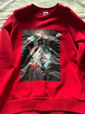 Nike Sweatshirt - Jätte bra skick, inte jätte mycket använd. Coolt tryck med en nike air force 1 sko mitt i bilden. 