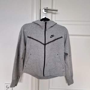 Nike tech fleece hoodie i tjejmodellen. Fint skick!