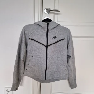 Nike tech fleece hoodie  - Nike tech fleece hoodie i tjejmodellen. Fint skick!