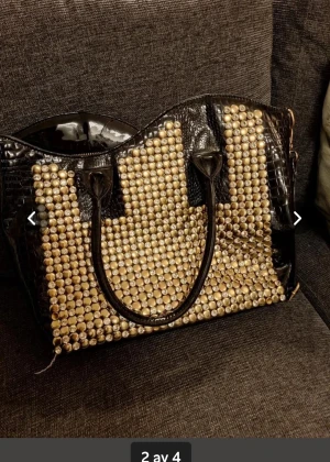 Jätte fin väska  - Svart  glansig väska med bling bling dragkedjan måste lagas annars fin rymlig finns3 fack 37 cm bred o 21 cm djup billigare vid  dnabb affär