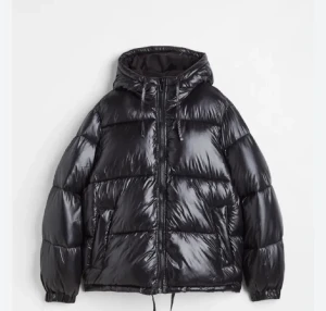 Jacka  - Säljer denna slutsålda glansiga jackan från hm i xs! Tryck ej på köp ej utan att vi är överens! La ut denna på mitt förra konto men kommer inte in igen, så lägger upp den på nytt konto igen! ❤️