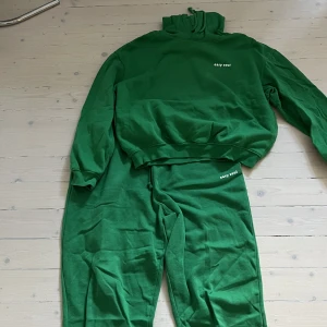 Hoodie och mjukisbyxor - Set från hm Inte särskilt använt  120 för båda