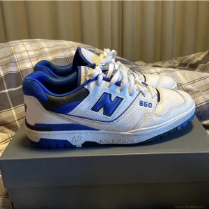 New Balance 550 - Säljer dessa NB’S som är i väldigt gott skick. Nypris 1600, säljer för 400 pga vill gå bort dem.   Hör av er vid funderingar!😊