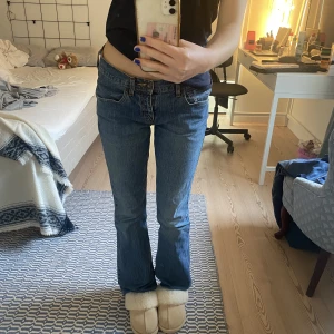 Lågmidjade bootcut jeans - Super fina blå lågmidjade bootcut jeans från levi💕 säljer då de inte kommer till användning💕lite stora på mig så skulle säja dom passar 28/29💕
