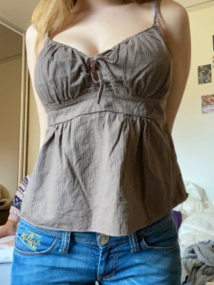 Brun topp - Gullig topp. Säljer då den inte är min stil står inte storlek men passar mig som kan ha SX, S och M