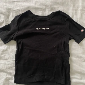 Champion tröja  - Svart cropped champion tröja. Passformen är tight. Är storlek S men passar M. Jätteskönt material! Skriv för fler bilder! 💖