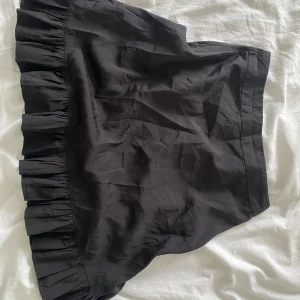 Svart kjol - En jättefin svart kjol från na-kd. Inte så stretchig men sitter superfint. Är i storlek 36! Skriv för fler bilder 💖