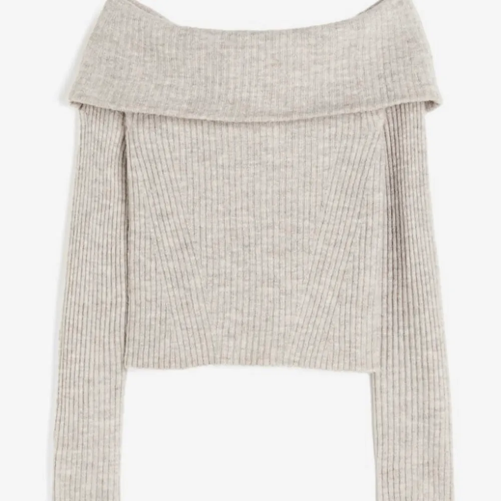 Säljer denna trendiga off shoulder tröjan från hm som är helt slutsåld i denna storlek. Använd Max fyra gånger 💗. Tröjor & Koftor.
