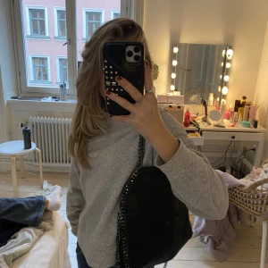 Stella McCartney väska  - Jätte fin Stella McCartney liknande väska. Säljer denna eftersom den inte har använts! Köpte den på plick, kontakta om man har frågor! 💘💘💘💘💘💘💘💘