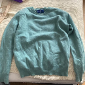 Karsmir tröja - Väldigt unik turkos Kashmir tröja❤️ har ett litet hål i vänstra armhåla men det är ingenting som syns när man står vanligt❤️ säljer pga av att jag vill få in pengar 
