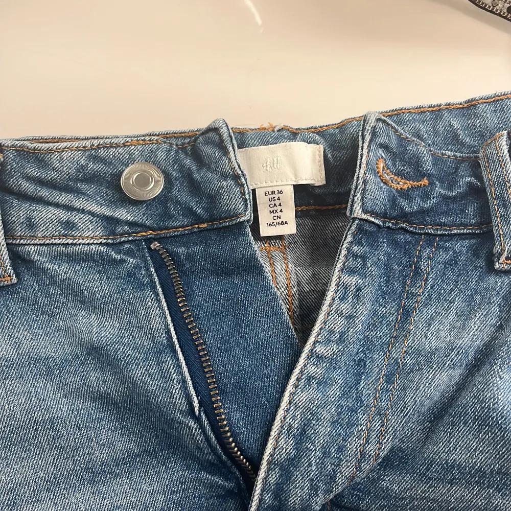 Säljer dessa midwaist bootcut jeans från hm i fint skick!. Jeans & Byxor.
