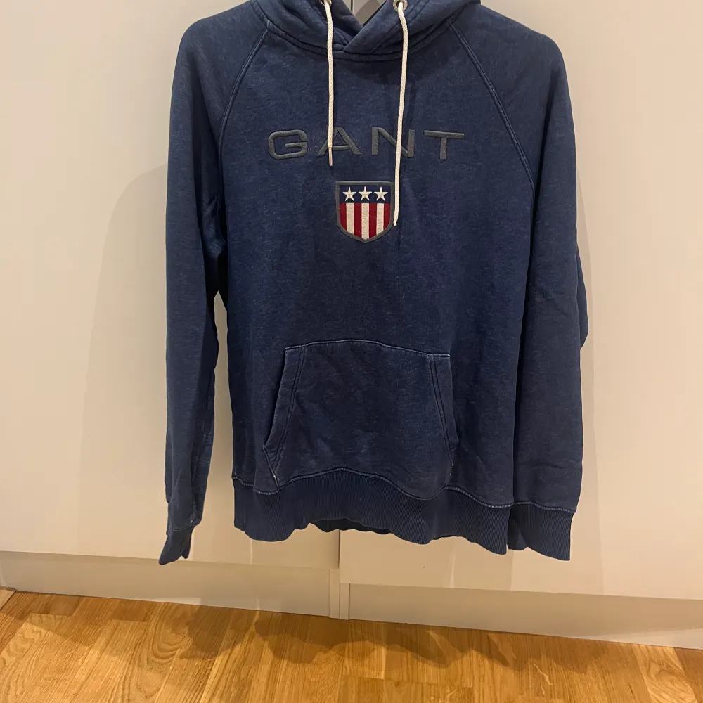 Använd Gant hoodie, ända defekten är att ena metallbiten på snörena trillat av annars i gott skick. Hoodies.