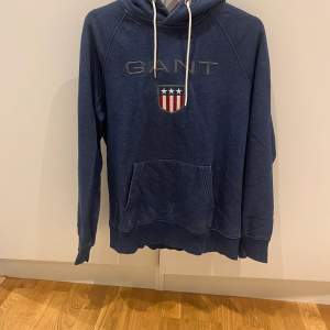 Använd Gant hoodie, ända defekten är att ena metallbiten på snörena trillat av annars i gott skick