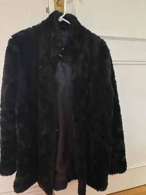 Fuskpäls från Tiger - Nästan oanvänd jacka ifrån Tiger of Sweden. Svart fuskpäls. Storlek S.