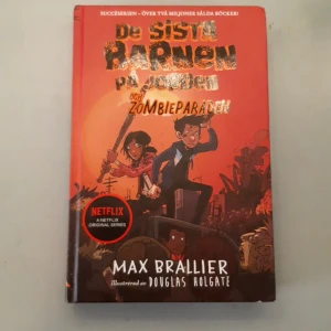 De sista barnen på jorden bok 2 - Små skador och men endast läst en gång. Ca.300sidor. Köpt för typ 200kr och säljer nu för 119kr. Handlar om några barn som är med om en zombir apocalyps, intressant och inte så blodig! Säljer även bok 1 och 3. Kontakta mig vif frågor eller funderingar💗