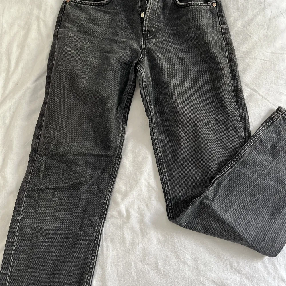 Säljer dessa zara mid jeans då de inte kommer till användning längre. Jeans & Byxor.