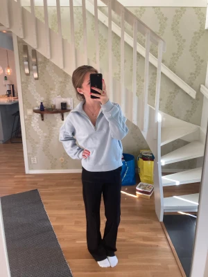 Tjocktröja med dragkedja - Ljusblå tröja med dragkedja i halsen som är jättemysig till vintern!