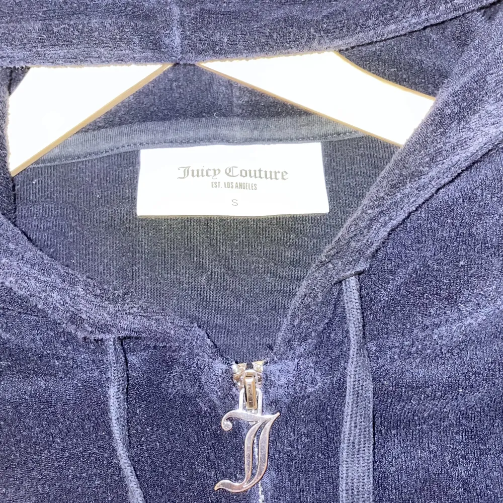 Juicy couture kofta💙 i mörkblå storlek S. Super snygg men för liten för mig och säljer. Obs! Inte sammet material. Den är köpt på pondus!!!🦋  För fler bilder skriv till mig🤩. Tröjor & Koftor.