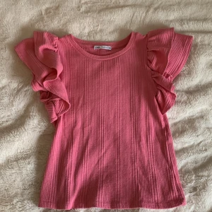Fest topp  - Fin fest topp från zara inga skador säljer för att jag bara inte använt den och det är roligt om någon annan får använda av den❤️