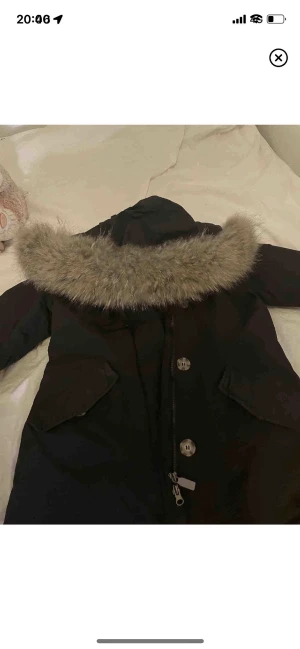 Pälsjacka  - Detta är en woolrich liknande jacka.  Den är använd knappt en vinter, i nytt skick och behövs få bort så snabbt som möjligt.  Ny  pris: 4400 Säljer den billigt för vill bara bli av med den 