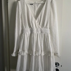 Vit klänning  - Säljer denna klänning i storlek S från Dennis Maglic. Den är sann i storleken. Passar perfekt till studenten. Nypris 800kr. Säljd för 300kr+frakt 
