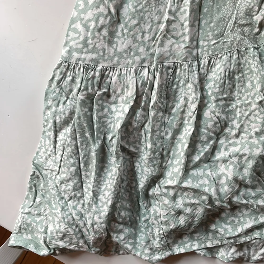 Ljusgrön klänning med vita detaljer från Lindex, storlek xs men motsvarar mer en s. Stretchigt, svalt material, ”volang”-detalj nedtill på klänningen, se sista bilden. . Klänningar.