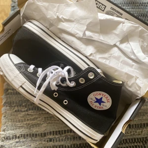 Svarta Converse  - Klassiska svarta converse i storlek 41.  Helt oanvända. Säljs pga fel storlek.  